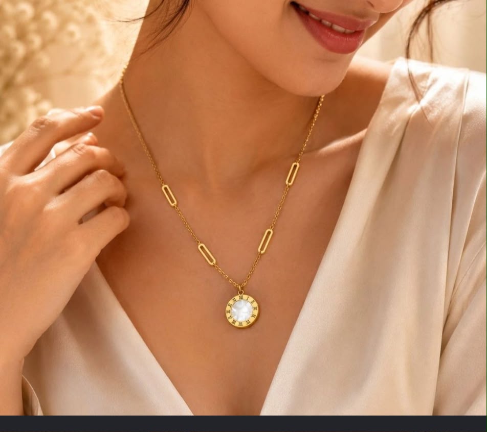 Collier doré élégant avec pendentif circulaire